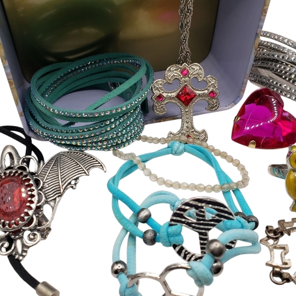 15 Piece Costume Jewelry Lot Teddy Bear Tin Necklaces Bracelets Bobby Pins - Picture 5 of 11